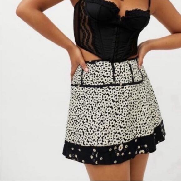 Urban Outfitters Daisy Floral Print Wrap Skirt Size M - Picture 1 of 8